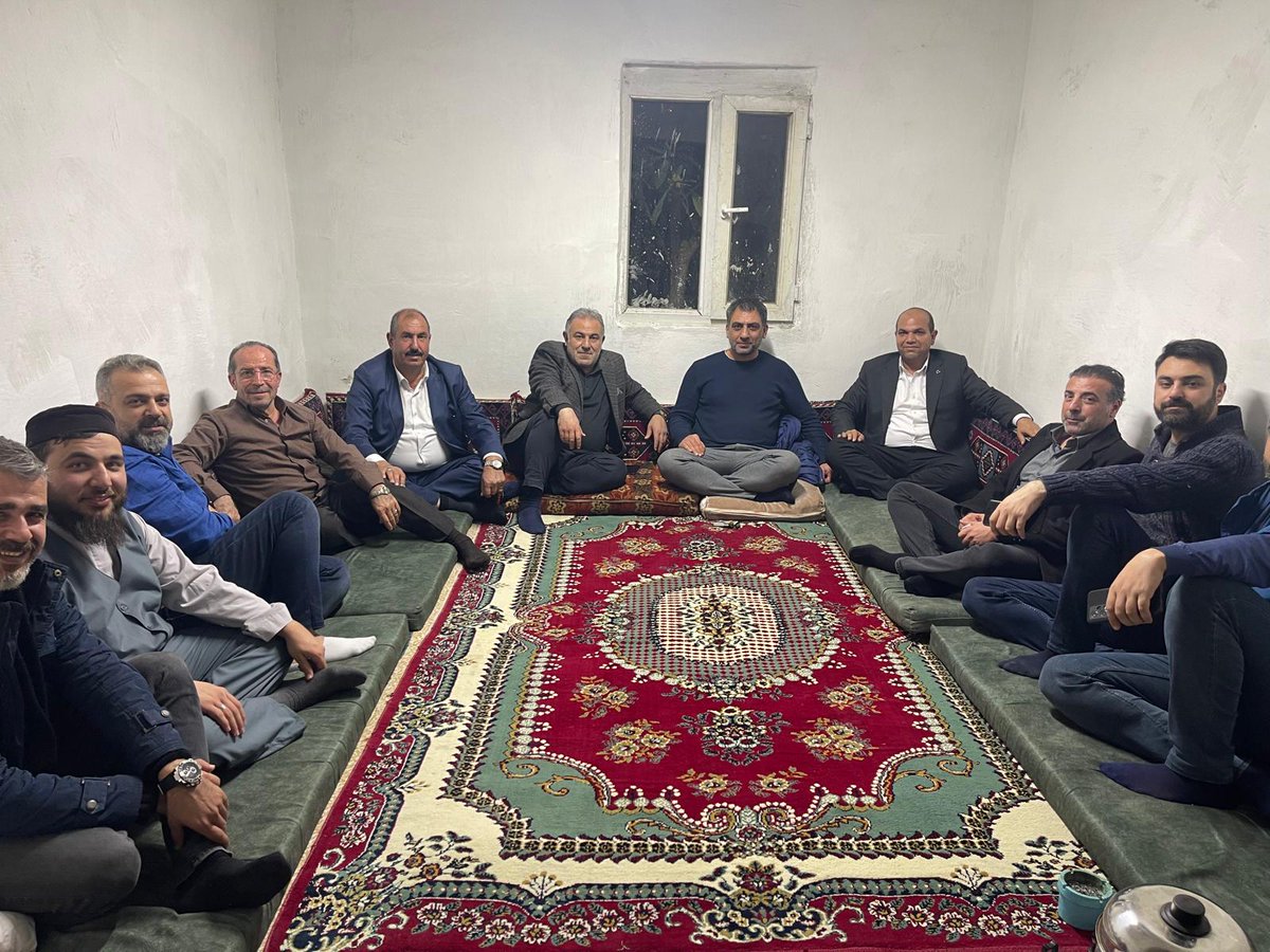 isadogmeci's tweet photo. Kıymetli Genel Müdürümüz Bilal Tekatlı,
Karaköprü Meclis Üyemiz ve Başkan Vekilimiz Mehmet Çalışkan,
Haliliye Meclis Üyemiz Mahmut Keskinbıçak
ve geçmişte birlikte yol yürüdüğümüz teşkilat mensubu kıymetli arkadaşlarımızla verimli ve güzel bir sohbet gerçekleştirdik. https://t.co/wZmgnvqyo9