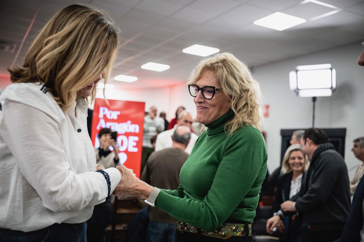 Hoy hablo desde mi pueblo, desde mis raíces, desde el lugar que me ha visto caer y levantarme. Aquí soy Pili, la hija de Alfredo y Adoración, una mujer criada en una familia trabajadora donde se aprendió que nada se regala y que rendirse nunca es una opción. Ese es el origen de