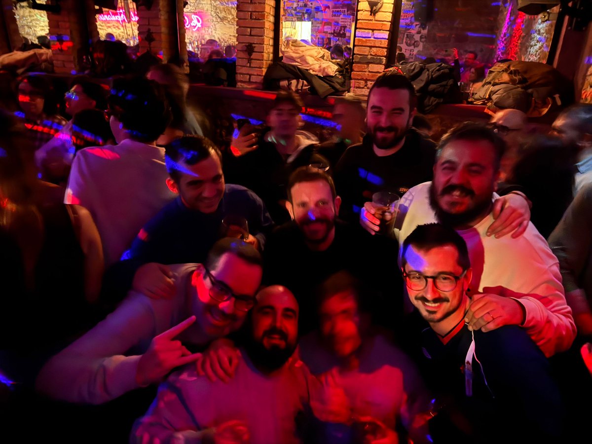 irmandinos1923's tweet photo. Un partido esquecible, pero unha finde memorable para pechar un ano de orgullo. Grazas, familia irmandiña! Grazas, #RCCV ! 🩵🍻😍 #Oviedo #OnTour #OrgullososDosNosos https://t.co/LWCIpdkrgo