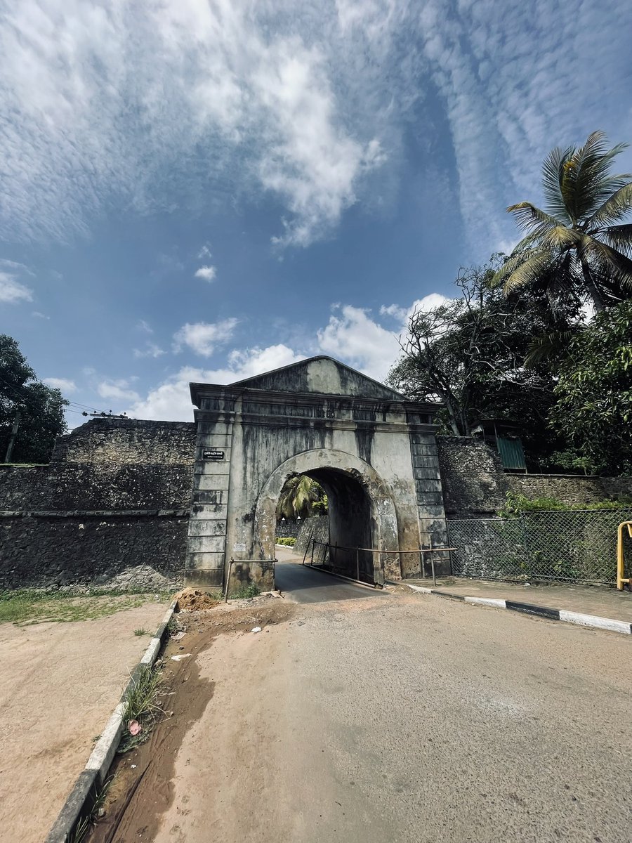 " අපි හැමෝගෙම ජීවිතවල හැමදාටම දිදුළන්න ඕනෙ තරුවක් තියෙනවා. දන්නවද ? ඒ තරුව දිදුළන්න ඕනෙ තනිවමයි. එතකොටයි අපිට හරි ලස්සනට ඒක පේන්නෙ.
 
මගෙ ජීවිතේත් එහෙමයි.ළඟ ඉන්න ඕනෙ වුණත් ඇත්තටම එතන ලස්සන වෙන්නෙ ඔයා නිසානම් ඔය ඉන්න ඕනෙ එතන තනියමයි.
මම නැතත් ඔයා හිනාවෙන්න,ජීවත්වෙන්න,බැබළෙන්න