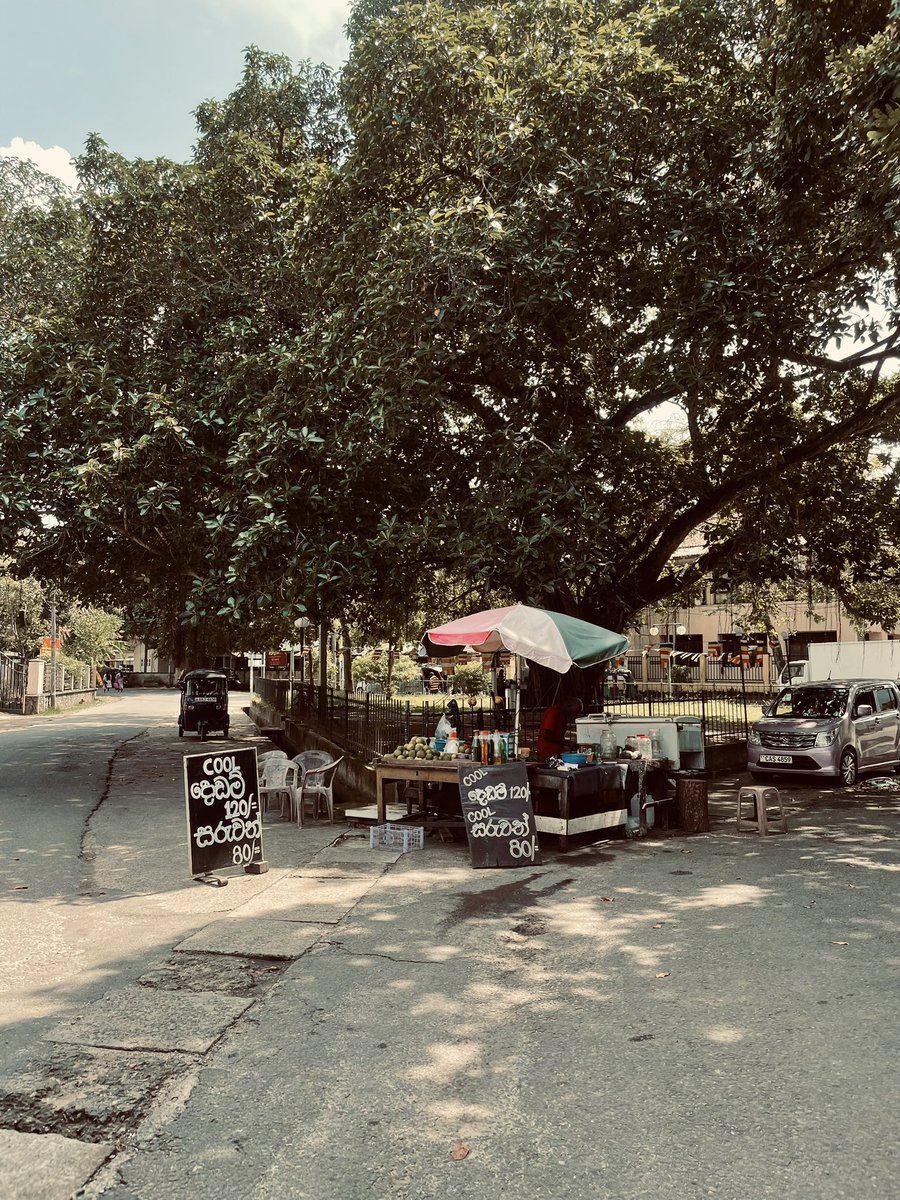 " අපි හැමෝගෙම ජීවිතවල හැමදාටම දිදුළන්න ඕනෙ තරුවක් තියෙනවා. දන්නවද ? ඒ තරුව දිදුළන්න ඕනෙ තනිවමයි. එතකොටයි අපිට හරි ලස්සනට ඒක පේන්නෙ.
 
මගෙ ජීවිතේත් එහෙමයි.ළඟ ඉන්න ඕනෙ වුණත් ඇත්තටම එතන ලස්සන වෙන්නෙ ඔයා නිසානම් ඔය ඉන්න ඕනෙ එතන තනියමයි.
මම නැතත් ඔයා හිනාවෙන්න,ජීවත්වෙන්න,බැබළෙන්න