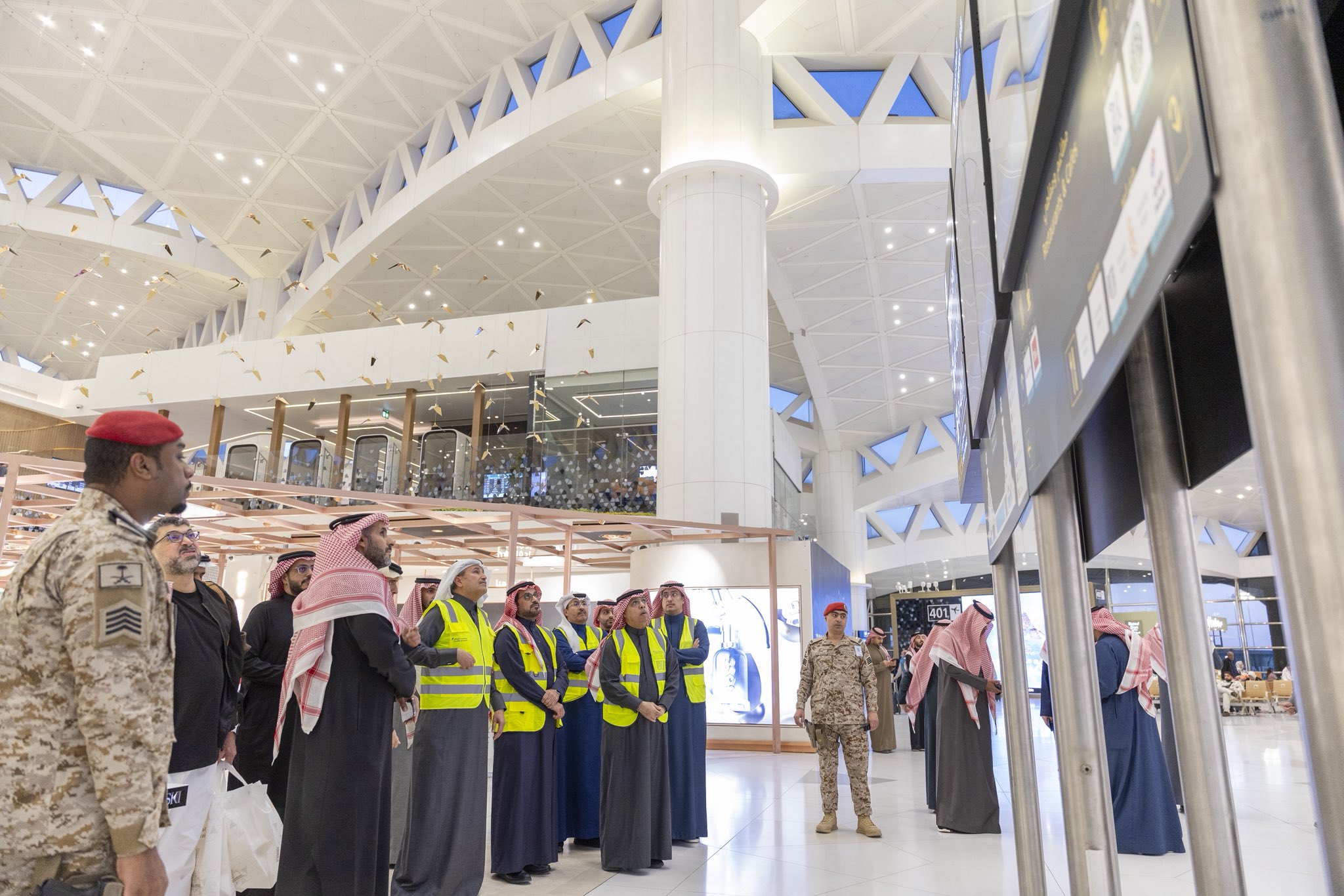 الجاسر يقف على حركة السفر في مطار الملك خالد الدولي بالرياض #السعودية 