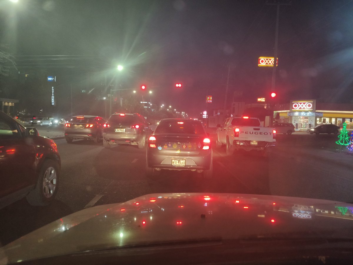 Muy navideña su decoración y quizá su espíritu. Pero manejando con el celular en la mano, y cuando le reclamo por venir así, me quiso corretear en lugar de aceptar su error. Y no, no es pafa. #Hermosillo #Navidad #policiahermosillo