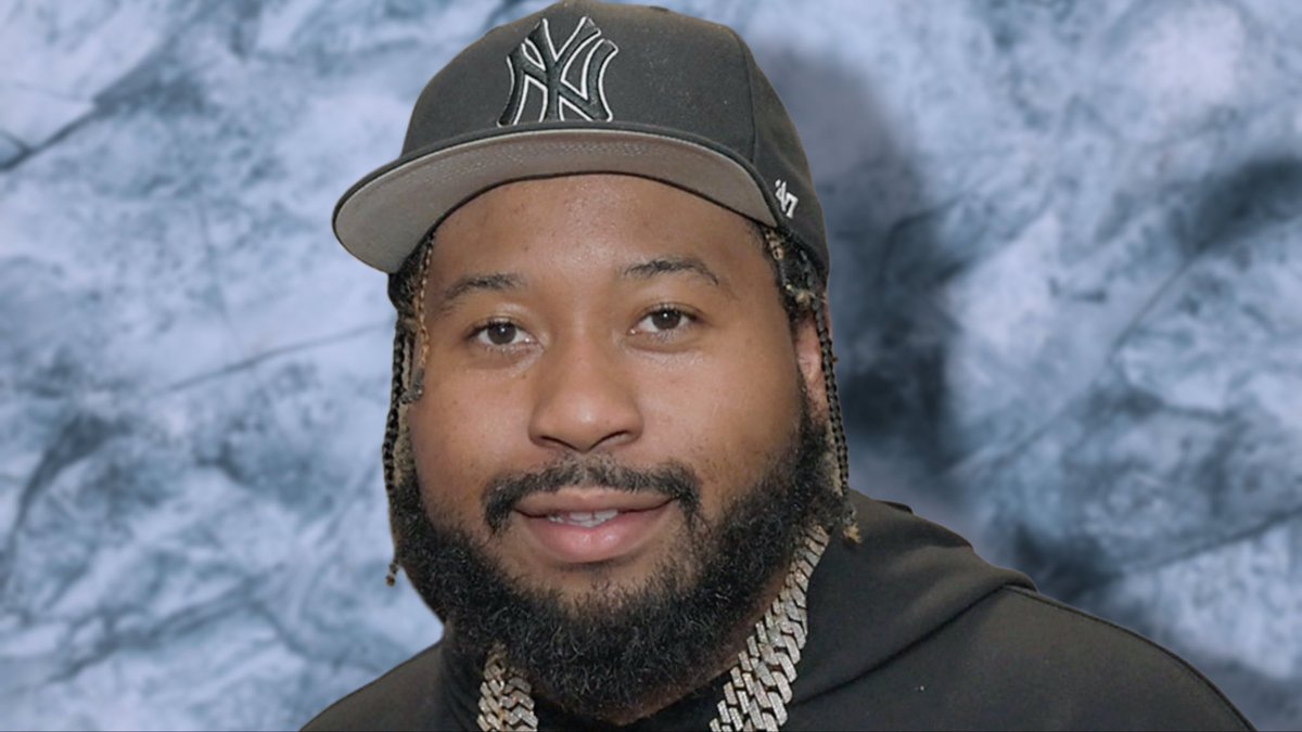 nonickinoclout's tweet image. DJ Akademiks says Nicki Minaj is the only female rapper who sells records; everyone else only gets views.