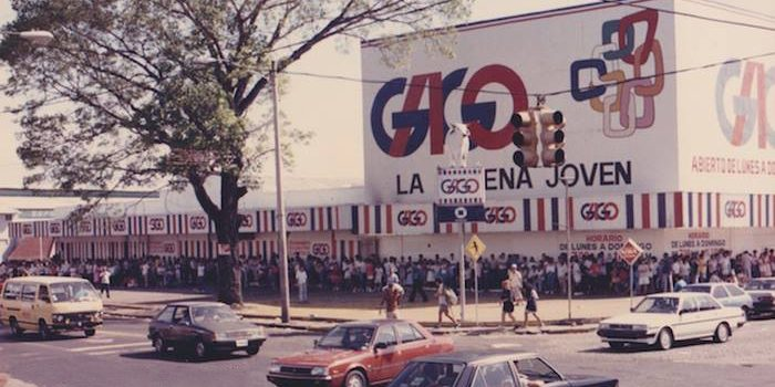 La cadena más grande supermercados en 1989 era GAGO. Saquearon casi  todas las sucursales y todavía recuerdo la carta que publicó un periódico local, en donde  Don Lázaro Gago , le había escrito a los Reyes de España pidiendo una ayuda de $10MM, para salvar el negocio.