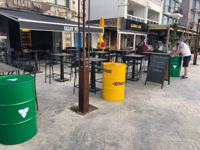 Bu görseller tekel bayilerinden, içkili mekânlardan, barlardan tek tek toplatılıyor.
Emniyet ve zabıta geliyor, “Kaldırın” diye uyarı yapıyor. Gerekçe ne?
Alkollü içki reklamıymış.

Yahu zaten 2016’dan beri tabelalarda Efes, Tuborg yazmak yasak.
İndirdik, kaldırdık.
Firmalar