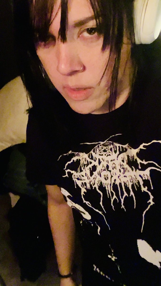 sunsetgun's tweet image. my piano fell on my head while I was asleep 😭