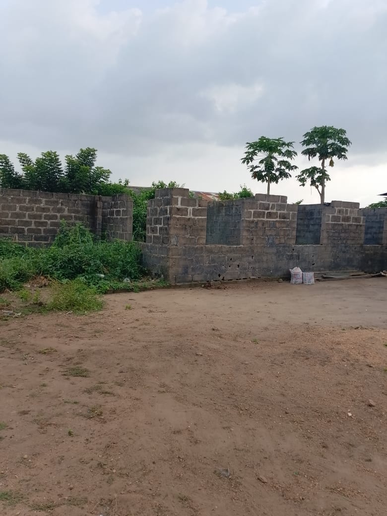 BigTeeana's tweet photo. Day 6 of posting my mommy land , so she can find a buyer 
Location : Ibogun Fashina , Off OOU campus , Ogun state . 
Price : 5m naira ( slightly negotiable) 
A plot of land https://t.co/fEcajwoNAN