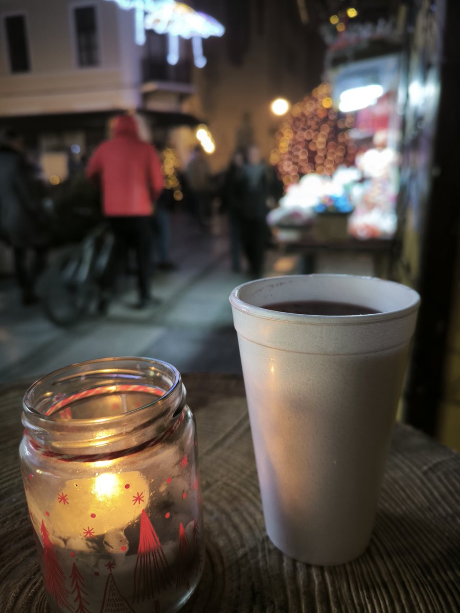 прошлись по ярмаркам, съели лангош, выпили глинтвейн. давай, новогоднее настроение, приходи уже!