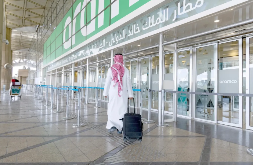 بعد إلغاء وجدولة 200 رحلة.. عودة العمليات التشغيلية لمطار الملك خالد بالسعودية 