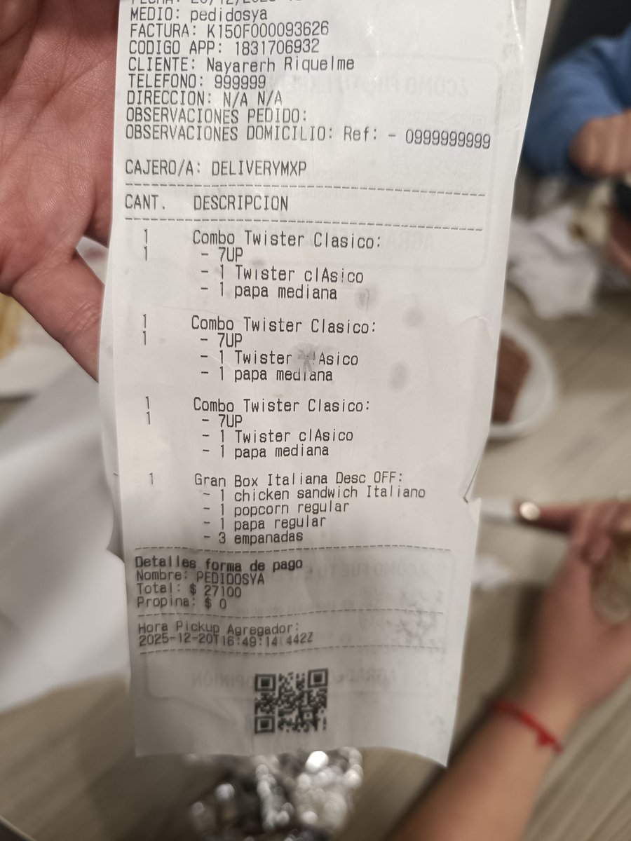 catarosalese's tweet photo. @KFCcl realizamos un pedido que demoró más de 2 horas en llegar, para que además llegase incompleto. Faltó un combo Twister completo +los popcorn, además cada envase de papa venía como con 10 papas fritas y todo frío. Al llamar a servicio al cliente dicen no podemos hacer nada https://t.co/iXFBXZJEWJ