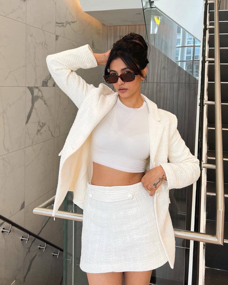 simrankaura19v's tweet photo. Chic vibes in monochrome white. ✨ Keeping it classy and stylish every step of the way
#WhiteOutfit #ChicStyle #FashionGoals #OOTD #ModernClassics #StyleInspo #ElevatedEssentials #Fashionista #TrendyLooks #StyleDiaries #InstaFashion #EffortlessElegance https://t.co/wamR3zrXCW