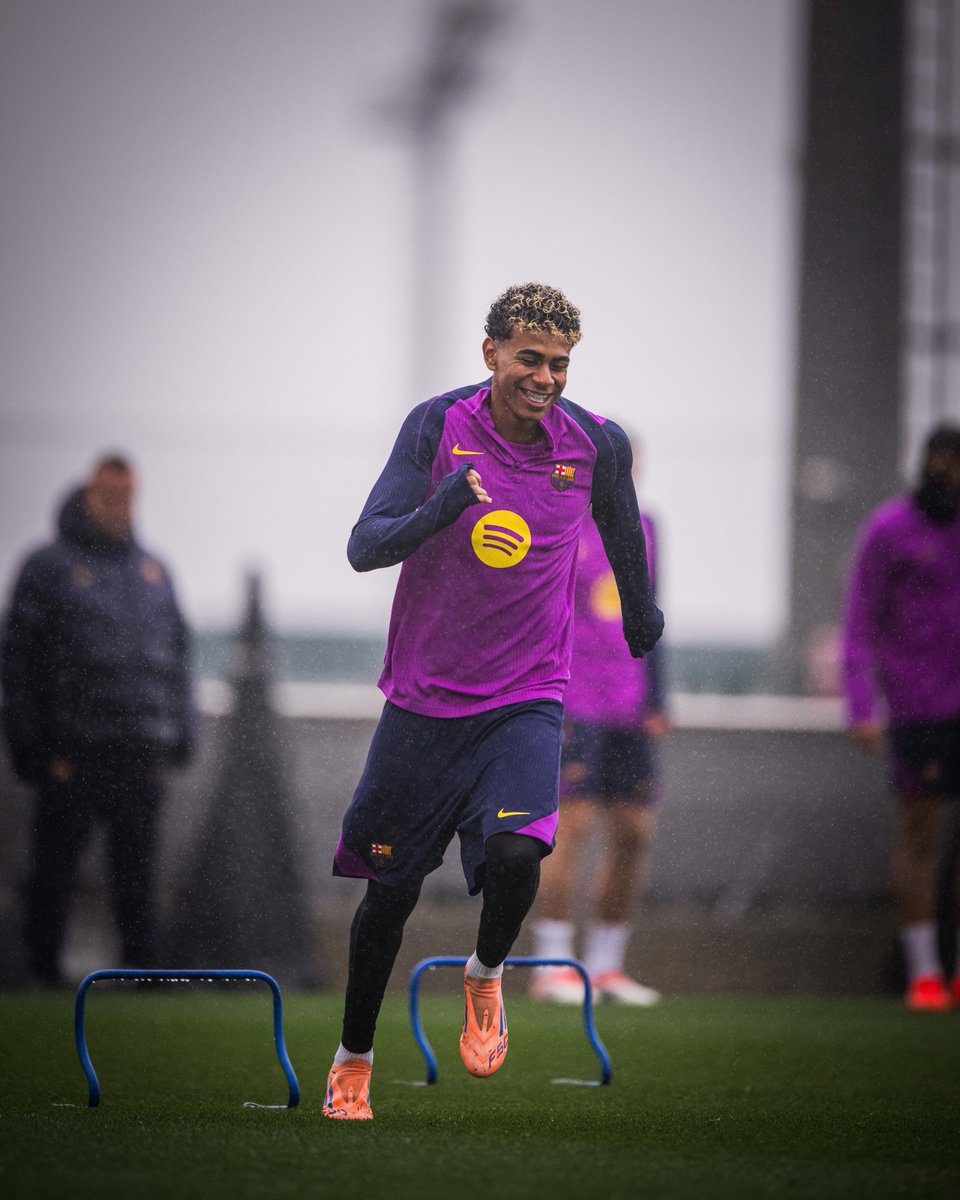 FCBarcelona's tweet photo. Dancing in the rain 🕺🌧️ https://t.co/kkFjCyd4Ma