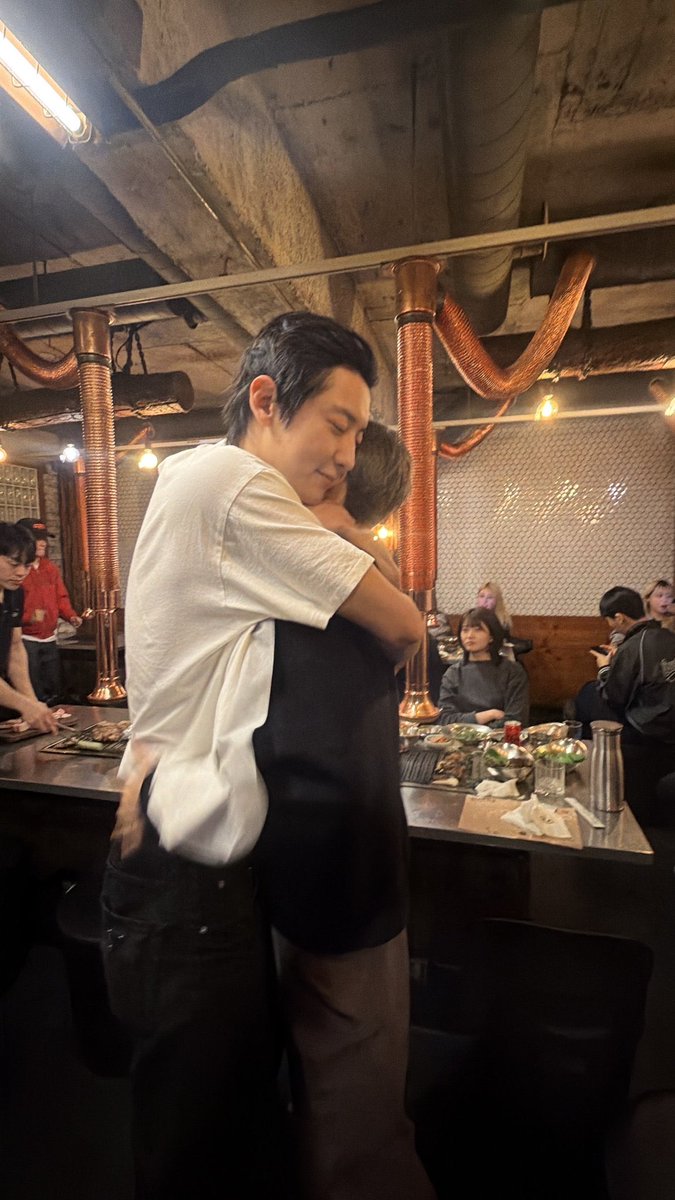 pcy____xx61's tweet photo. 本当にこちらも泣くしかなくて。
たった2人だった時もEXOを守って繋いでくれてありがとう。いろいろあっても5人で圧巻のステージを見せてくれてありがとう。ずっとEXOを続けてくれてありがとう。 https://t.co/2qSKSLPIa2
