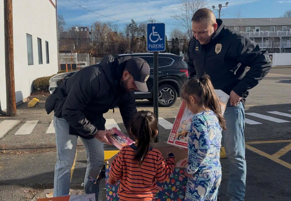 FPDCT's tweet image. Today, members of the Fairfield Police Department joined recipients of the Fairfield Police Scholarship to help spread holiday cheer throughout our community.

#KeepFairfieldSafe #CommunityConnection #FairfieldPolice