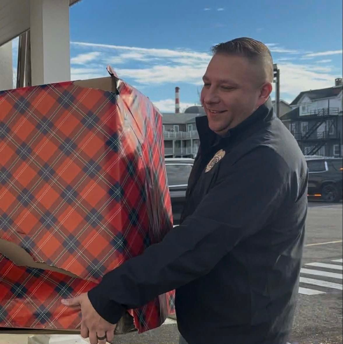 FPDCT's tweet image. Today, members of the Fairfield Police Department joined recipients of the Fairfield Police Scholarship to help spread holiday cheer throughout our community.

#KeepFairfieldSafe #CommunityConnection #FairfieldPolice