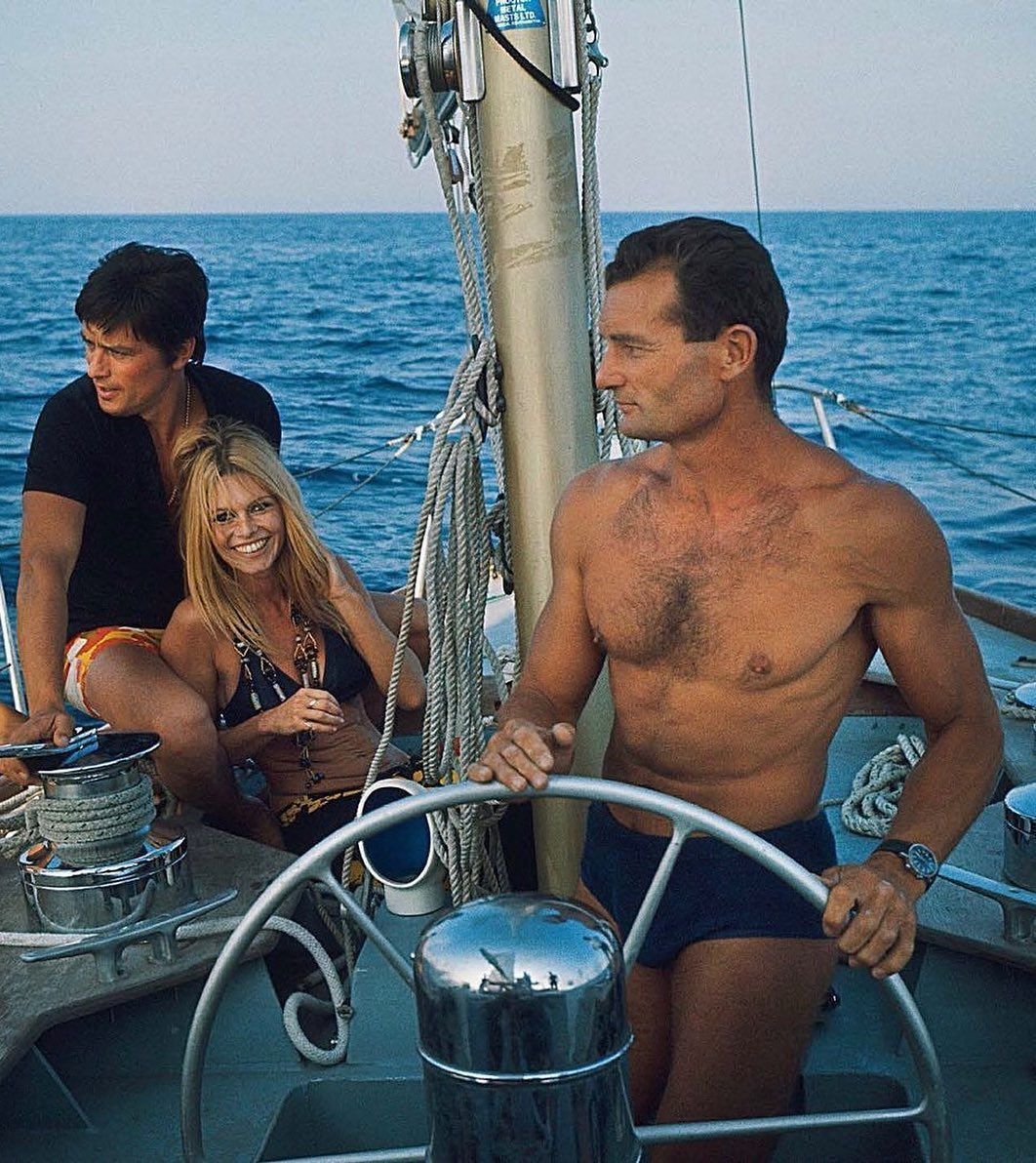 Hazukashi1's tweet photo. Eric Tabarly, Saint-Tropez, 1968.

C'est quoi avoir de l'aura ? 

C'est se faire photographier avec Alain Delon et Brigitte Bardot et être quand même le personnage principal. https://t.co/sR3PhnzC2t