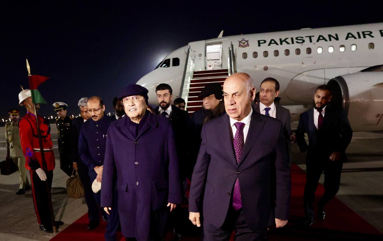 بالصور.. وصول الرئيس الباكستاني آصف علي زرداري إلى بغداد في زيارة رسمية 