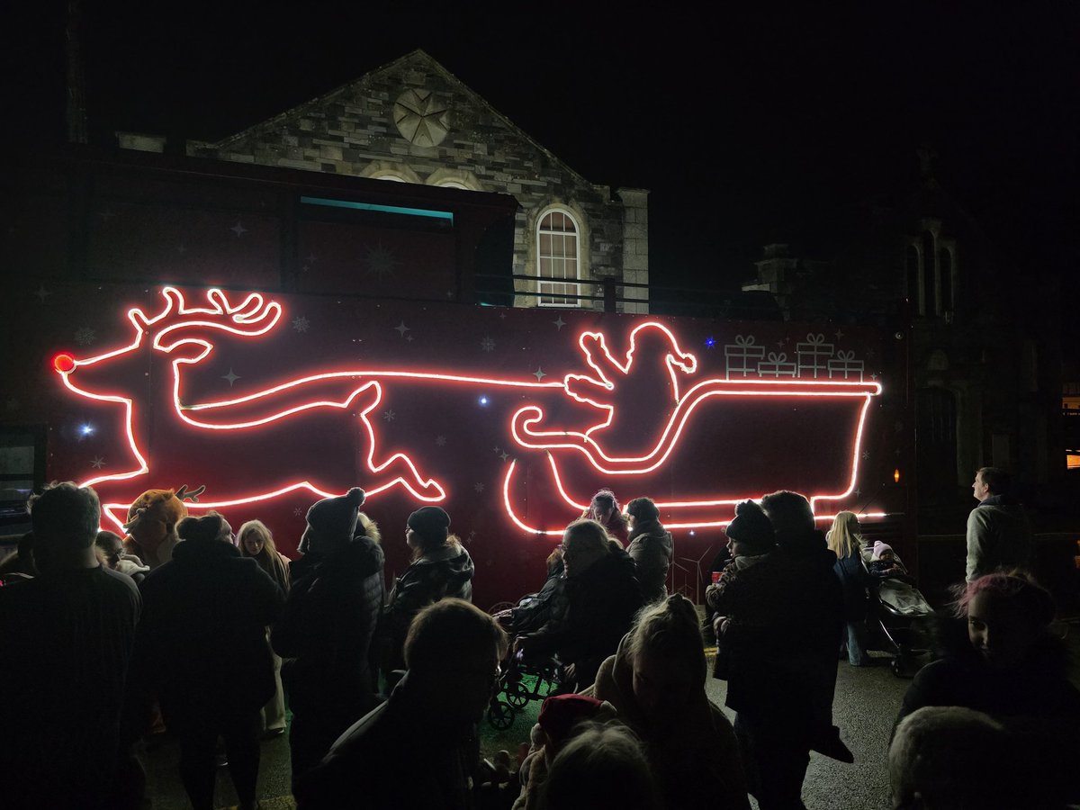 Santa Bus tweet media