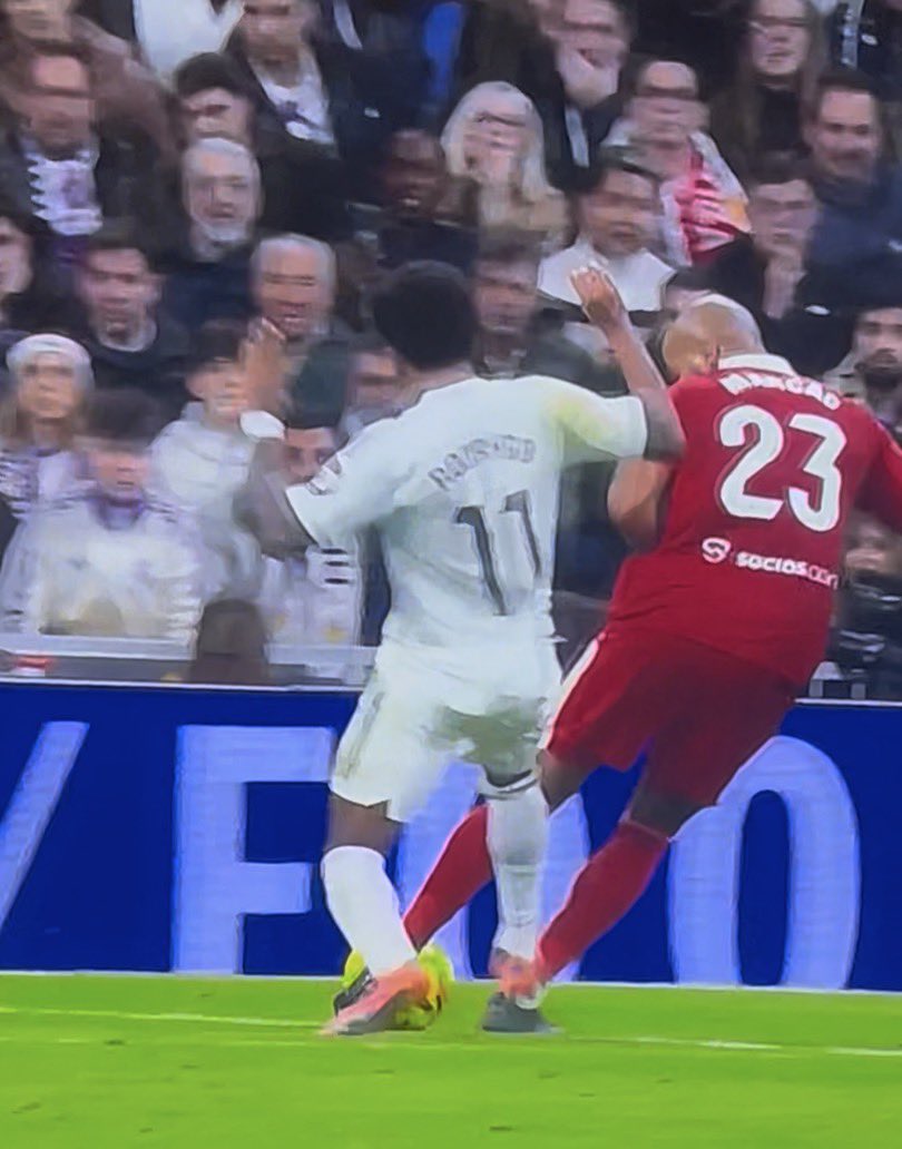 Rodrygo entra con los tacos por detrás y no le sacan la segunda amarilla. Es una vergüenza que reciban ayudas partido tras partido.