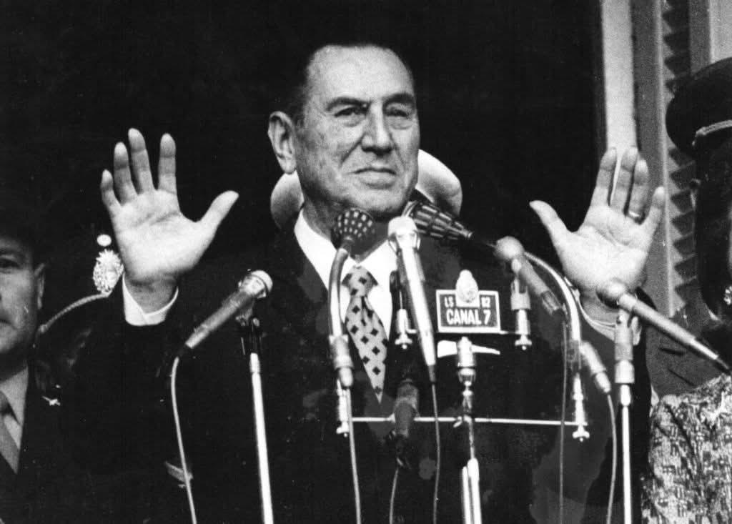 "El consumo es un factor de riqueza. No como algunos idiotas creen que para hacerse rico hay que ahorrar. Se hace rico trabajando y haciendo buenos negocios."

Juan Domingo Perón