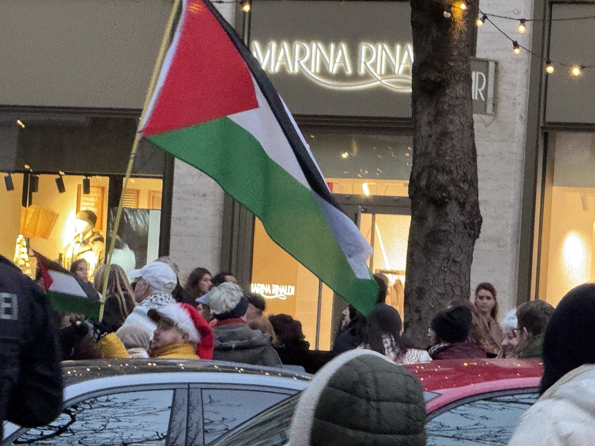 LoveGuerillero's tweet photo. #Düsseldorf #dus2012 
#GegenJedenAntisemitismus 
#MakeJewishLifeSaveAgain 
#chanukkasameach 
#BringHopeNow  
#SeiaMensch https://t.co/ygy9fAC7qK