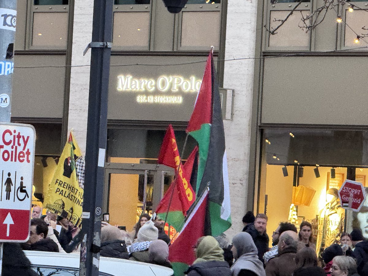 LoveGuerillero's tweet photo. #Düsseldorf #dus2012 
#GegenJedenAntisemitismus 
#MakeJewishLifeSaveAgain 
#chanukkasameach 
#BringHopeNow  
#SeiaMensch https://t.co/ygy9fAC7qK