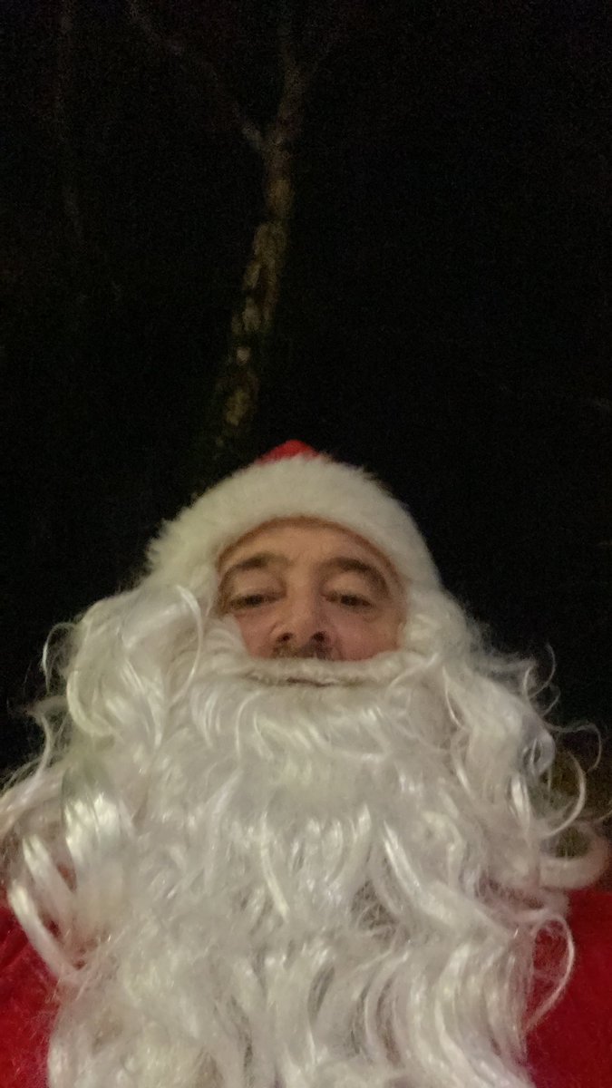 daztrav15's tweet photo. The things you do for work and the kids 🎅❤️🚌 https://t.co/GzQIWIct0V
