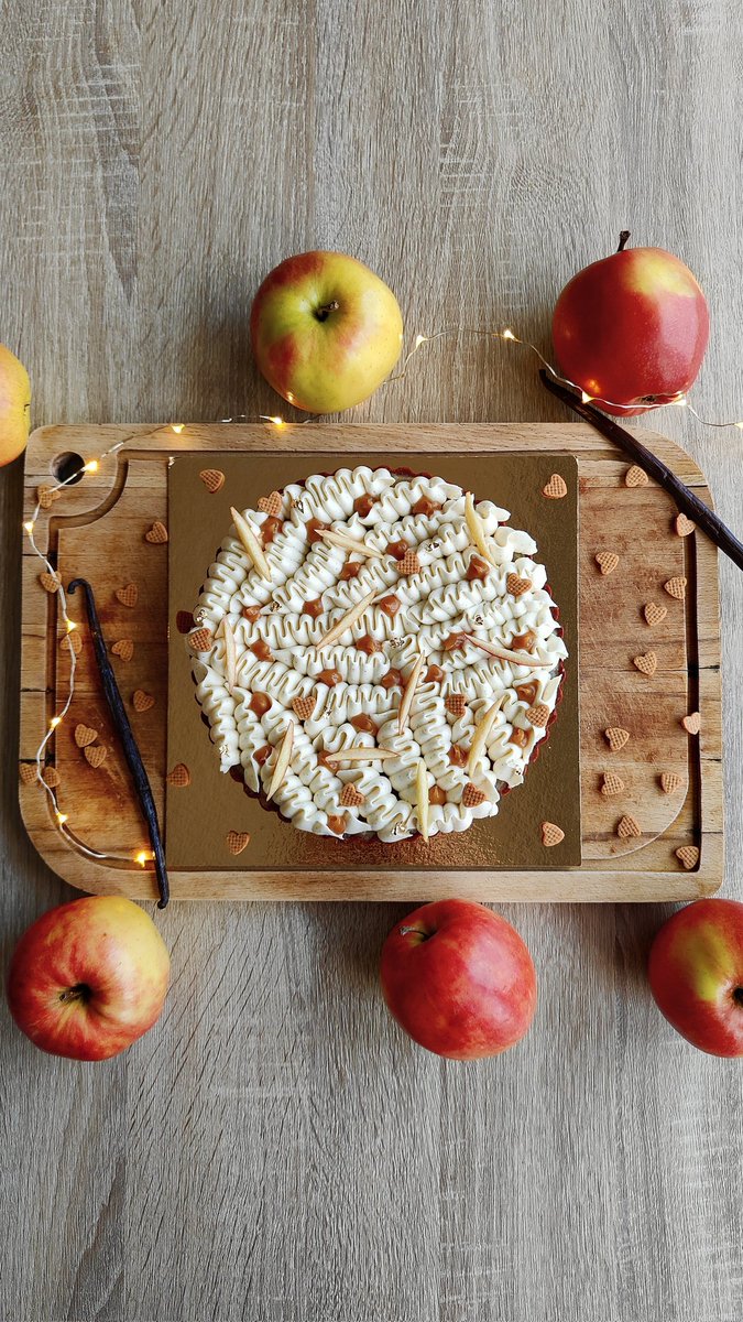 S_Flrs's tweet photo. Tarte pomme, caramel et vanille ! 👩🏻‍🍳🍎

J'aime trop le combo pomme-caramel, donc autant en faire une tarte (et c'était excellent) ! https://t.co/lNIlznpjMx