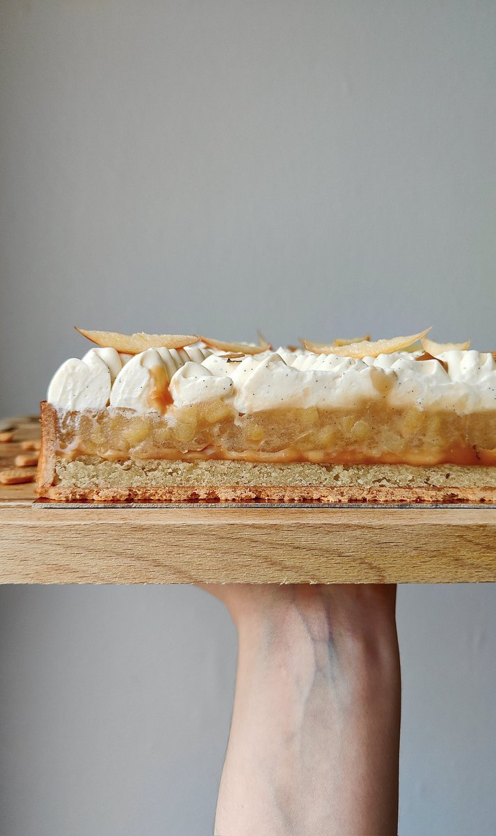 S_Flrs's tweet photo. Tarte pomme, caramel et vanille ! 👩🏻‍🍳🍎

J'aime trop le combo pomme-caramel, donc autant en faire une tarte (et c'était excellent) ! https://t.co/lNIlznpjMx