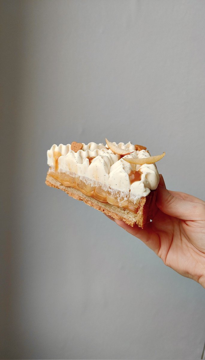 S_Flrs's tweet photo. Tarte pomme, caramel et vanille ! 👩🏻‍🍳🍎

J'aime trop le combo pomme-caramel, donc autant en faire une tarte (et c'était excellent) ! https://t.co/lNIlznpjMx