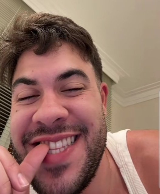 se eu bem conheço minha lady  gaga breve breve ele vai estar  exatamente assim vendo uns storys ai