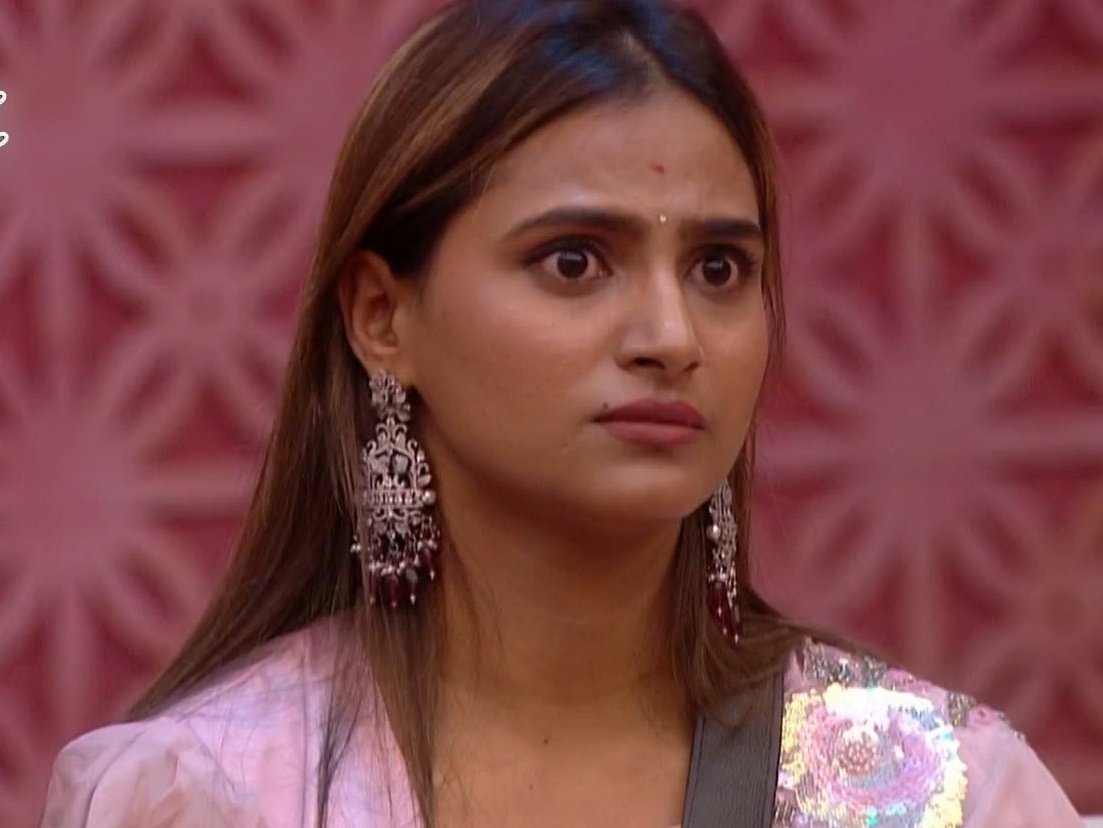 alpasankhyata's tweet photo. One big suggestion to any woman planning to enter Bigg Boss in the future:

Please do a few serials on @ColorsKannada first.
Otherwise, even if you sing the national anthem, you’ll be bashed on weekends, for not finishing it in 52 seconds.
#BBK12 https://t.co/hEbsP1U1un