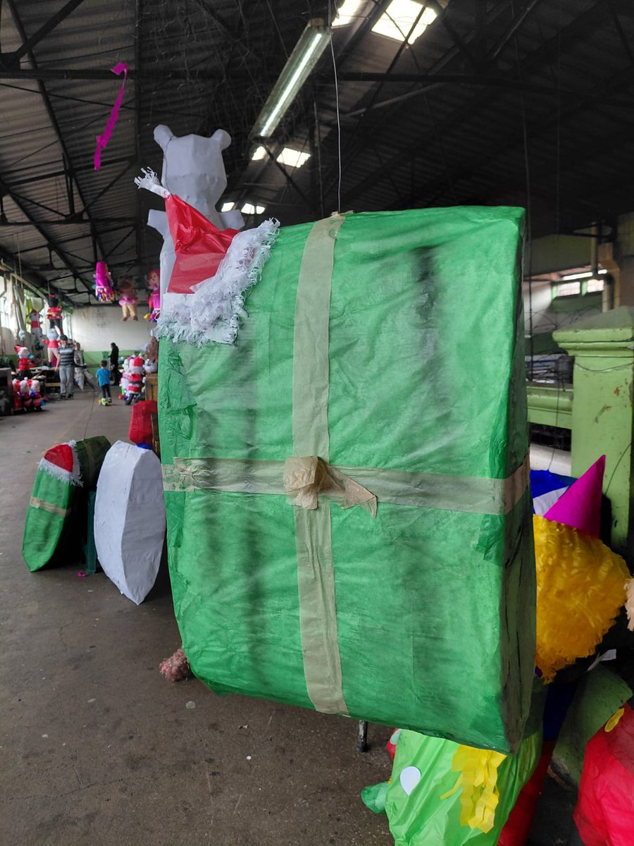 TN23NOTICIAS's tweet image. 🪅#NAVIDAD | Vendedores de #piñatas navideñas expresan ventas altas en esta temporada y la innovación en los pedidos de los guatemaltecos al solicitar diseños diferentes.