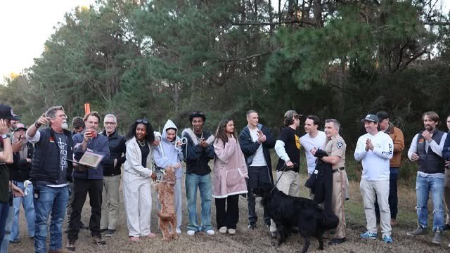 Chase Stokes e equipe de OBX no último dia de gravação para #OBX5