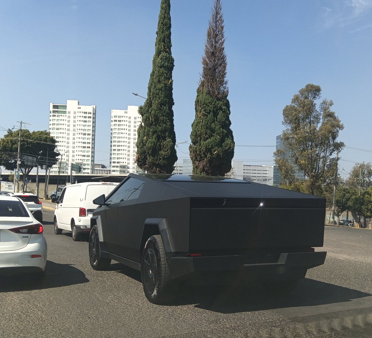 <a href="/pepechedrauimx/">Pepe Chedraui 🇲🇽</a> Sin placas por ningún lado, mucho menos permisos...¿Que resta haciendo <a href="/SSC_Pue/">SSC Puebla</a> ?