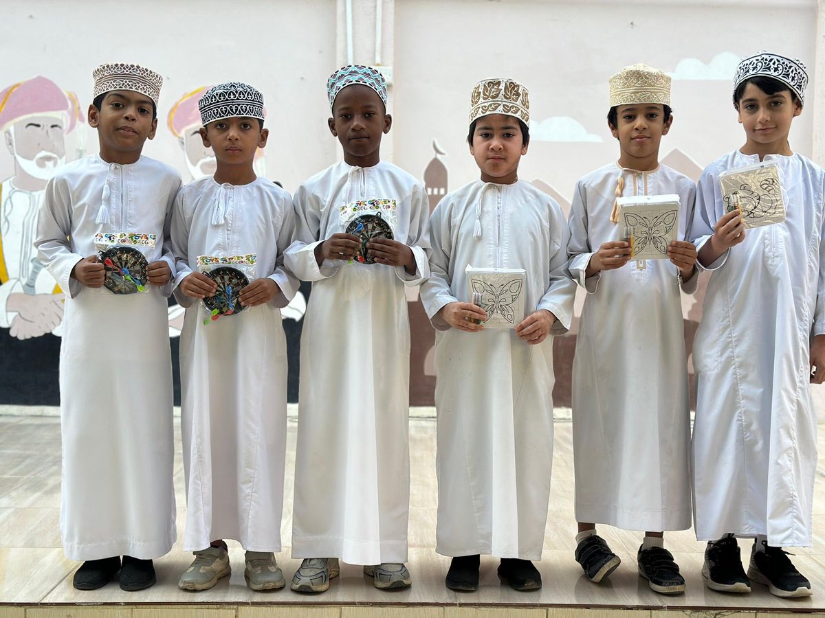 كرّمت الأستاذة طوعة العجمية طلبتها المتميزين، ومن تحسّن مستواهم خلال الفصل الدراسي الأول، راجيةً من الله لهم دوام التوفيق والنجاح💫.