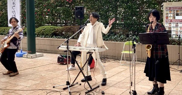 Maco_top's tweet photo. 🎄Maco's Kitchen🎄
12/20 
おんまち溝の口Xmas LIVE
有難うございました！

肌寒い中
足を止め聴いて下さった皆様
嬉しかったです！

師走の会場が温かな空気に包まれた
2025年本番納めでした

今年の全てのライブ
一つ一つの出会いに感謝！

これからも
沢山の方達に届くように
音楽を奏でていきます https://t.co/YEHFNzdBIs
