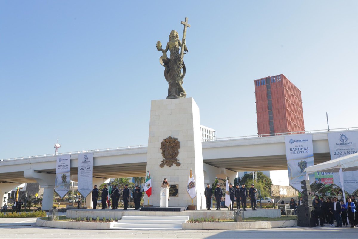 FGEGUANAJUATO's tweet photo. 🇲🇽 El Fiscal General del Estado presente en acto cívico histórico

Este sábado 20 de diciembre, el Fiscal General del Estado de Guanajuato, Gerardo Vázquez Alatriste, asistió a la Conmemoración del 202 Aniversario de la Constitución de Guanajuato como entidad federativa, libre y soberana, así como al Día de la Bandera del Estado.

El acto cívico se llevó a cabo en la Plaza Cívica de la Glorieta Santa Fe, como muestra de respeto a nuestra historia, identidad y valores cívicos que fortalecen la vida institucional de Guanajuato.

La presencia de la Fiscalía General del Estado refrenda su compromiso con el Estado de Derecho, la legalidad y el fortalecimiento de las instituciones al servicio de la sociedad.

#Guanajuato
#FiscalíaPresente
#ValoresCívicos
#EstadoDeDerecho
#IdentidadYLegalidad