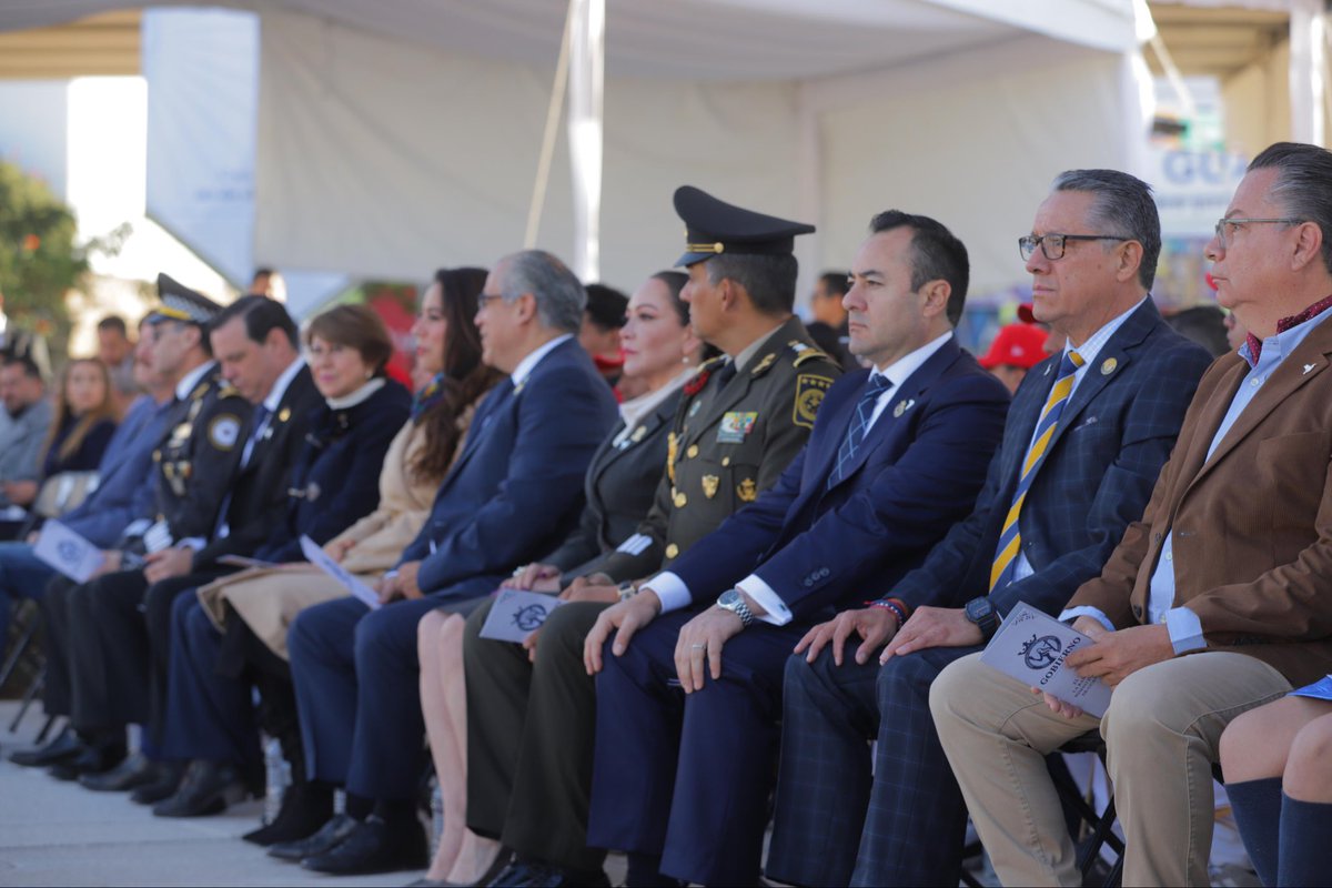 FGEGUANAJUATO's tweet photo. 🇲🇽 El Fiscal General del Estado presente en acto cívico histórico

Este sábado 20 de diciembre, el Fiscal General del Estado de Guanajuato, Gerardo Vázquez Alatriste, asistió a la Conmemoración del 202 Aniversario de la Constitución de Guanajuato como entidad federativa, libre y soberana, así como al Día de la Bandera del Estado.

El acto cívico se llevó a cabo en la Plaza Cívica de la Glorieta Santa Fe, como muestra de respeto a nuestra historia, identidad y valores cívicos que fortalecen la vida institucional de Guanajuato.

La presencia de la Fiscalía General del Estado refrenda su compromiso con el Estado de Derecho, la legalidad y el fortalecimiento de las instituciones al servicio de la sociedad.

#Guanajuato
#FiscalíaPresente
#ValoresCívicos
#EstadoDeDerecho
#IdentidadYLegalidad