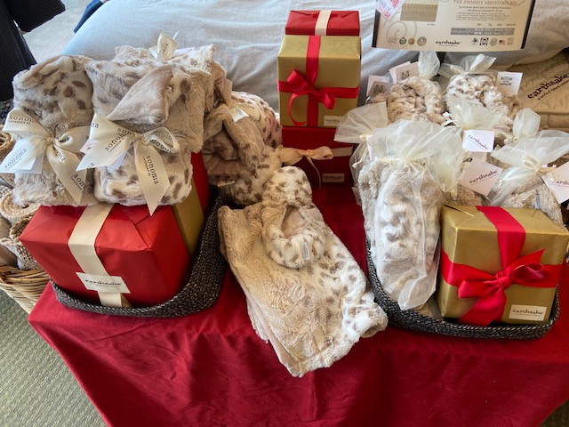 Earthsake's tweet photo. Welcome to the final shopping weekend before Christmas.   Shop earthSake on Fourth for deals, gift wrapping, live music, cider, holiday lights &amp; more. - https://t.co/EjltZ96JGP https://t.co/MyQL8qMMFg