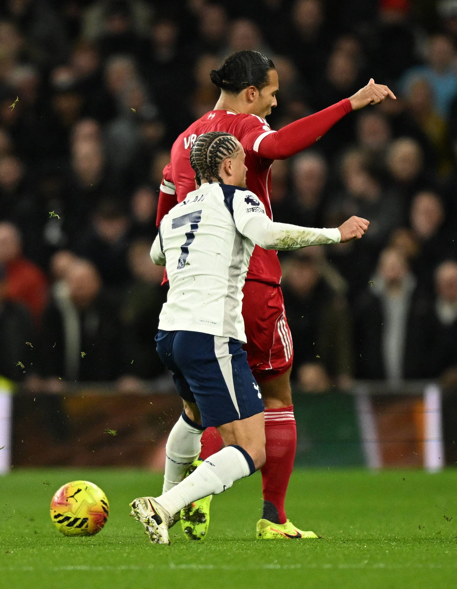 تُعد البطاقة الحمراء التي تلقاها تشافي سيمونز هي المرة الأولى التي يُطرد فيها لاعب هولندي بسبب خطأ ضد مواطنه فيرجيل فان دايك في الدوري الإنجليزي الممتاز منذ 2001، عندما نال فيلم كورستن لاعب توتنهام البطاقة الحمراء إثر تدخله على ماريو ميلشيوت لاعب #تشيلسي 