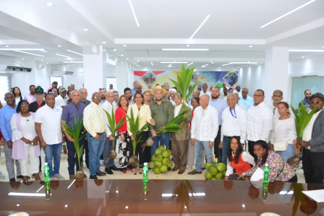 Feda_RD's tweet photo. “El país está sembrado de coco por todas partes”, afirmó el director del FEDA, @caamanovive al presentar los resultados de 3 años del Programa Nacional para el Relanzamiento del Sector Coco, una iniciativa que impulsa la recuperación de este cultivo estratégico a nivel nacional. https://t.co/NejZuHKvWl