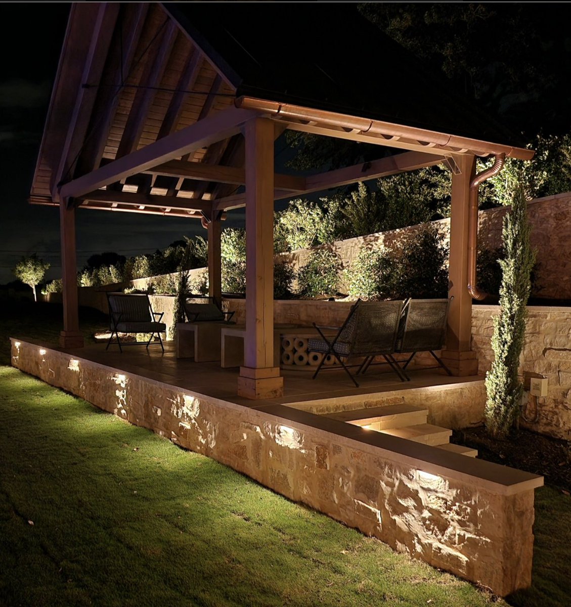 Your backyard deserves more than just daylight. With custom outdoor kitchen lighting, you can cook, entertain, and unwind under the stars in style. Designed for Texas homes. Built for Texas nights.
#OutdoorKitchenLighting #DFWLighting #LandscapeLightingDesign #CreativeNightscape