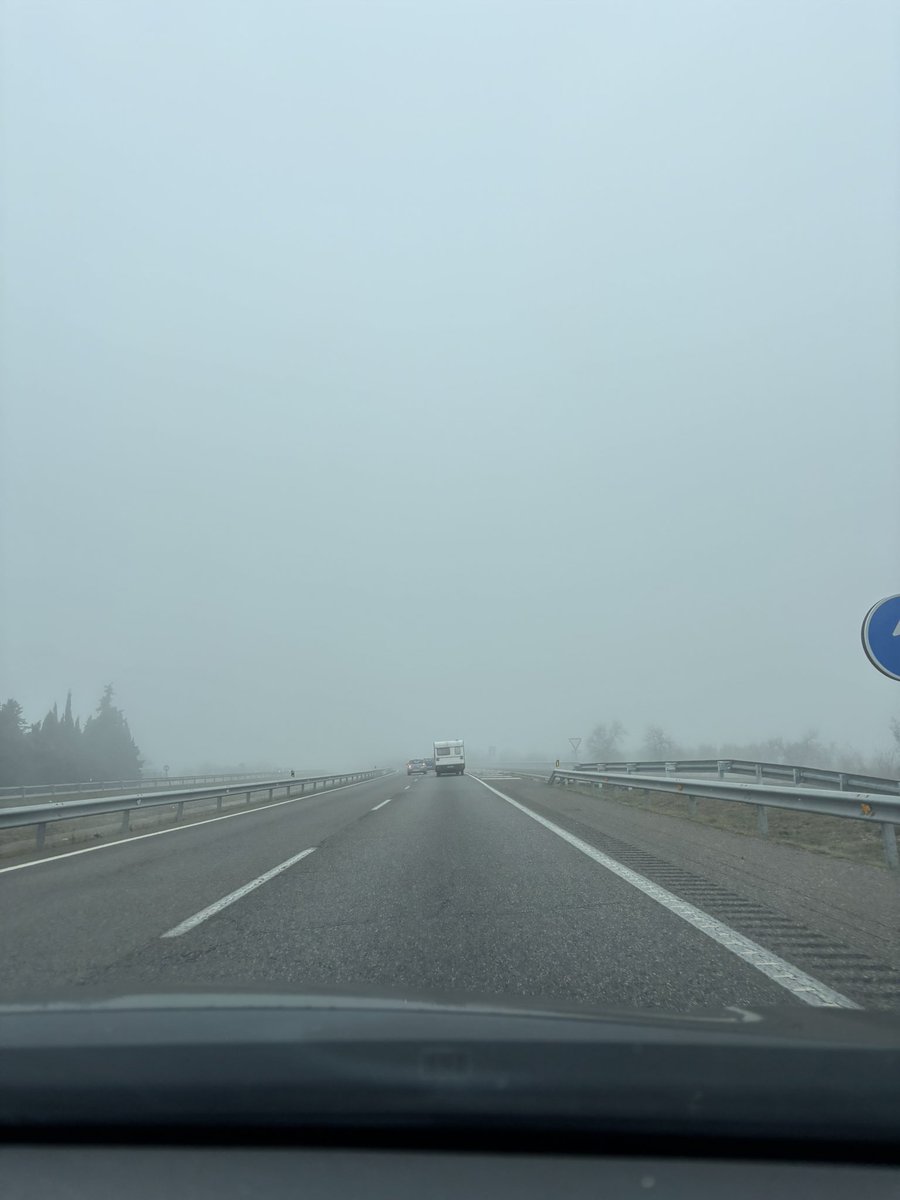 ToniBarreraEsco's tweet photo. Tot un clàssic del període nadalenc, boira espessa aquest migdia en creuar la vall de l’Ebre, en aquest cas pel terme de #TorrentdeCinca a la #Llitera, #FranjadAragó. https://t.co/49WzPWpAQe