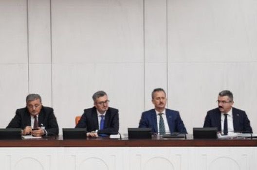 <a href="/alimahir/">Ali Mahir Başarır</a> Yalan söylüyorsun..
Bak Burhanettin Duran hoca hemen arkanda.
TBMM bütçe görüşmelerini izlemekte.
İnsan utanır!