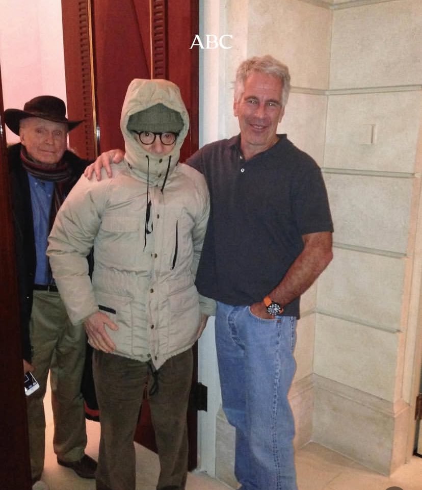 carlosclavijo22's tweet image. Siempre pensé que Woody Allen era un poco ermitaño. Pero no se perdía los saraos de Epstein. El disfraz le hace irreconocible 😅