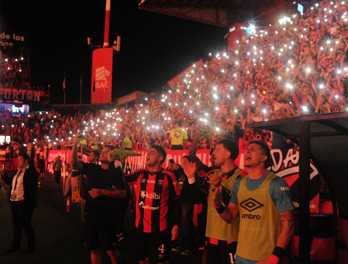 QUE SUDEN LA CAMISETA
CÓMO YO SOBRE EL TABLÓN🎶⭐️