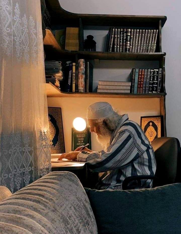 Ghzliatt's tweet image. " أتمُّ الناسِ عقلًا مـن تراهُ 
عن الأقوام مشغولًا بنفسه"