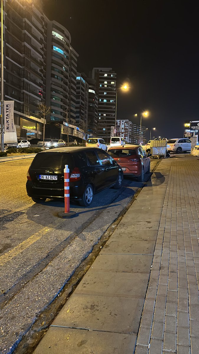 Fatihayvatt's tweet photo. @EmniyetAnkara  ankara altındağ güneşevler magallesi mehmet akif ersoy caddesi  2 numaramın önü biz yayalar nerden gececeZ https://t.co/SbAX0A3QYa